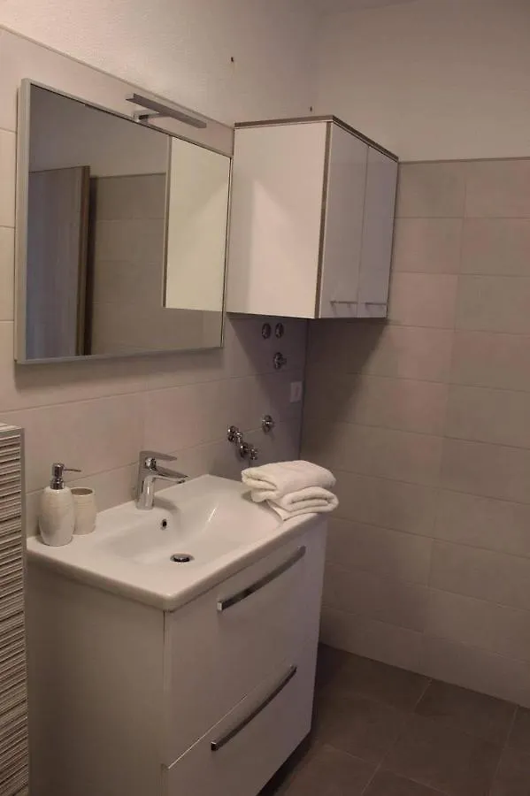 Apartmani Manuela Okrug Gornji Privatunterkunft