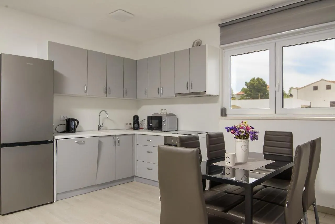 Apartmani Manuela Okrug Gornji Privatunterkunft