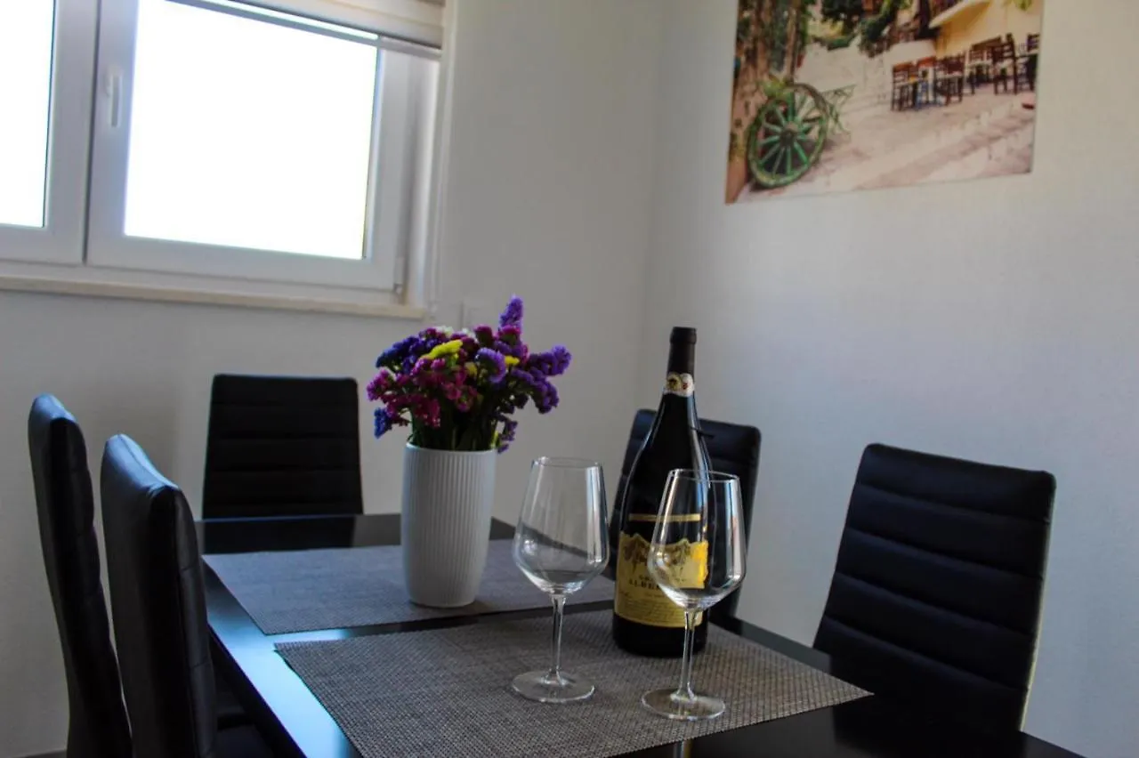 Apartmani Manuela Okrug Gornji 0*,