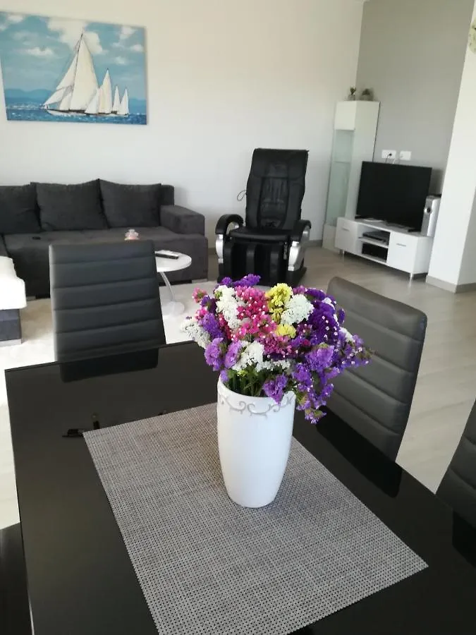Apartmani Manuela Okrug Gornji 0*,
